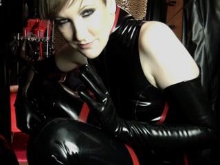 Heels Fetish Lady, Heels-Fetish-Lady - Dominante Lady mit Riesenauswahl an Heels und Stiefeln zum Anbeten. LACK - LATEX - LEDER - NYLON - HIGH-HEELS u. BOOTS. Fetischisten und gehorsame Objekte, ab in meinen Chat - los!!! Bevorzugt mit Cam2Cam. Fuss- und Schuherotik, sensationelle, klassische Domina mit Stil und Niveau, gekleidet in Fetisch-Outfits, gerne mit Per&uuml;cke und seidigen Strumpfhosen an langen, trainierten Beinen. Umschnalldildos, Peitschen und Handschellen werden gern und oft eingesetzt im Chat. 