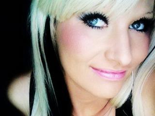 Junges, blondes Girl braucht Deine Sahne!