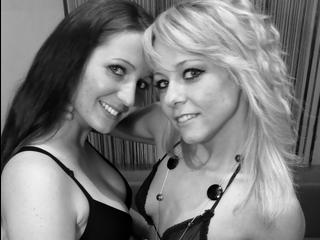Zwei hot Chicks zeigen Dir eine wilde, lesbische Show.